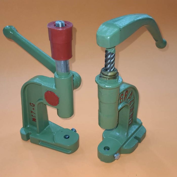 Balancim, para colocação de ilhoses, rebites, botão pressão e forrar botão